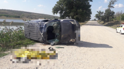 Accident tragic la Hincesti. Un barbat a murit, iar pasagerul - transportat la spital, dupa ce masina in care se aflau a derapat de pe sosea si s-a rasturnat Accident tragic la Hincesti. Un barbat a murit, iar pasagerul - transportat la spital, dupa ce masina in care se aflau a derapat de pe sosea si s-a rasturnat