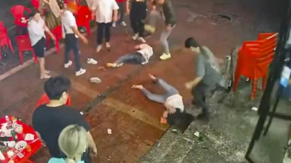 28 de persoane au fost inculpate dupa un atac violent asupra unor femei care luau masa intr-un restaurant din China