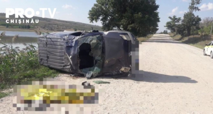 Un barbat a murit pe loc, iar o femeie a fost ranita dupa ce masina in care se aflau a derapat de pe sosea si s-a rasturnat Un barbat a murit pe loc, iar o femeie a fost ranita dupa ce masina in care se aflau a derapat de pe sosea si s-a rasturnat