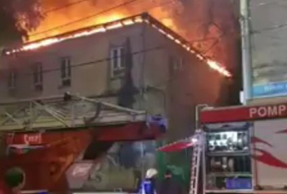 Momentul in care acoperisul unei cladiri din centrul capitalei arde ca o torta. Precizarile IGSU - FOTO/VIDEO Momentul in care acoperisul unei cladiri din centrul capitalei arde ca o torta. Precizarile IGSU - FOTO/VIDEO