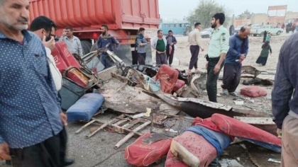 Carnagiu in Iran. Cel putin 16 persoane au murit in urma unui accident intre un camion si un microbuz - FOTO Carnagiu in Iran. Cel putin 16 persoane au murit in urma unui accident intre un camion si un microbuz - FOTO