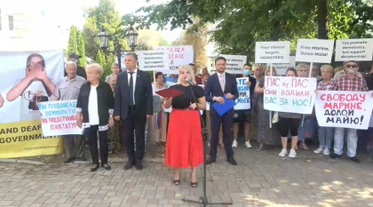 Membrii partidului SOR si PCRM si-au dat intalnire in fata Ambasadei SUA in Moldova pentru a protesta: „Libertate Marinei, jos Maia Sandu” - VIDEO Membrii partidului SOR si PCRM si-au dat intalnire in fata Ambasadei SUA in Moldova pentru a protesta: „Libertate Marinei, jos Maia Sandu” - VIDEO