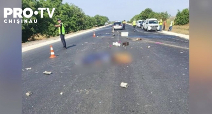 Un barbat a murit, iar altii doi au fost internati la spitalul din raion dupa ce au fost spulberati pe sosea de un camion Un barbat a murit, iar altii doi au fost internati la spitalul din raion dupa ce au fost spulberati pe sosea de un camion