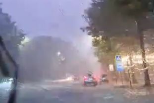 O ploaie torentiala insotita de descarcari electrice si tunete s-a abatut in aceasta seara deasupra Chisinaului - VIDEO O ploaie torentiala insotita de descarcari electrice si tunete s-a abatut in aceasta seara deasupra Chisinaului - VIDEO