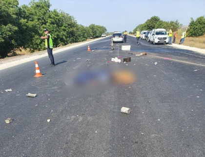 Accident teribil la Telenesti. Un lucrator al unei companii de reabilitare a drumurilor a murit pe loc, dupa ce a fost lovit de un camion. Ce s-a intamplat dupa - FOTO