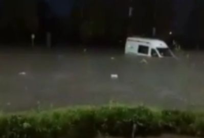 O ambulanta a ramas blocata in apa pe strada Albisoara, dupa ploaia puternica din aceasta seara. Momentul in care membrii echipajului incearca sa iasa - VIDEO