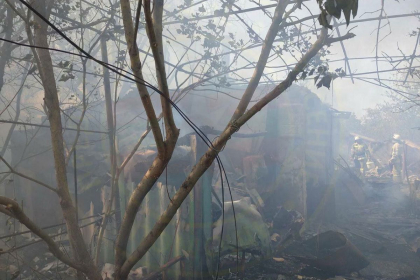  Incendiu puternic la Slobozia. Au luat foc mai multe case de locuit, iar flacarile inca nu a fost stinse - FOTO