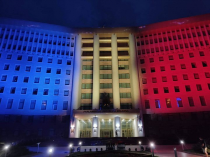 De Ziua Limbii Romane, Parlamentul Republicii Moldova - iluminat in culorile drapelului de stat - FOTO De Ziua Limbii Romane, Parlamentul Republicii Moldova - iluminat in culorile drapelului de stat - FOTO