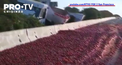 Carambol in SUA, dupa ce un camion care transporta 150 de mii de rosii s-a rasturnat, imprastiind totul pe o autostrada aglomerata din California Carambol in SUA, dupa ce un camion care transporta 150 de mii de rosii s-a rasturnat, imprastiind totul pe o autostrada aglomerata din California