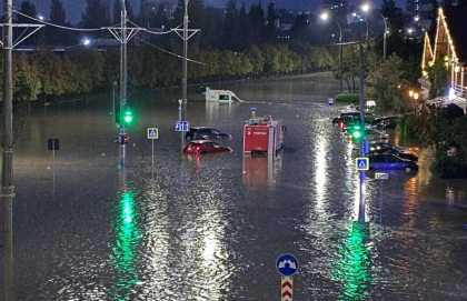 Momente de groaza pentru o femeie insarcinata. A fost nevoie de interventia salvatorilor pentru a o scoate dintr-o ambulanta inundata, in capitala - FOTO/VIDEO Momente de groaza pentru o femeie insarcinata. A fost nevoie de interventia salvatorilor pentru a o scoate dintr-o ambulanta inundata, in capitala - FOTO/VIDEO