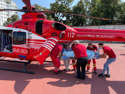 Interventie SMURD. Un barbat - transportat de urgenta din Floresti la Chisinau, dupa ce a fost grav ranit in urma unui accident rutier - FOTO