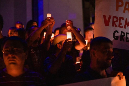 „Nu stingeti lumina, vrem sa vedem vremurile bune”. Mai multi oameni au protestat in fata Presedintiei, dupa ce preturilor la energia electrica, gaz si combustibil au crescut - FOTO