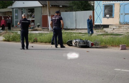 O femeie a murit pe loc, dupa ce a fost lovita de un automobil, in timp ce se plimba pe scuter, la Basarabeasca. Politia: „A intors fara sa porneasca semnalizatorul” - FOTO