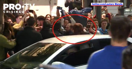 Un barbat a fost arestat dupa ce a indreptat pistolul catre fostul presedinte al Argentinei, Cristina Fernandez, in timp ce aceasta saluta sustinatorii