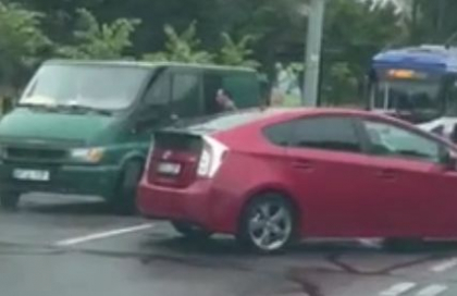 Accident in capitala. Doua automobile - avariate, dupa ce s-au ciocnit. Imagini de la locul accidentului - VIDEO
Accident in capitala. Doua automobile - avariate, dupa ce s-au ciocnit. Imagini de la locul accidentului - VIDEO