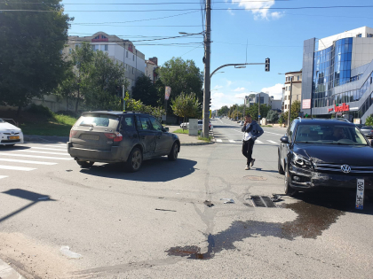 Accident in capitala. Doua automobile - avariate, dupa ce s-au ciocnit. Imagini de la locul accidentului - FOTO Accident in capitala. Doua automobile - avariate, dupa ce s-au ciocnit. Imagini de la locul accidentului - FOTO