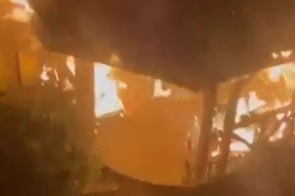 Incediu in capitala. Terasa din curtea fostului presedinte a ars ca o torta noaptea trecuta. Igor Dodon: "Este un incendiu cu origine neclara" - VIDEO