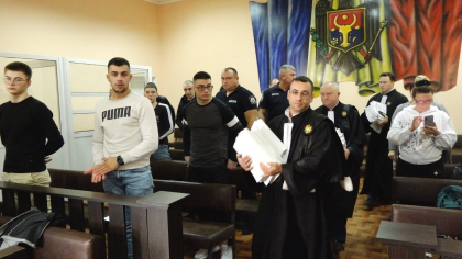 Un inculpat si-a taiat venele in sala de judecata. Verdictul in cazul dublului omor din raionul Falesti, tot mai aproape Un inculpat si-a taiat venele in sala de judecata. Verdictul in cazul dublului omor din raionul Falesti, tot mai aproape