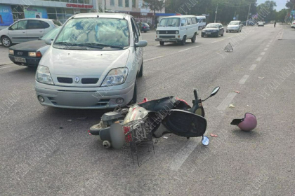 O femeie - transportata la spital, dupa ce motocicleta pe care o conducea a fost lovita de o masina, la Slobozia. Cum s-a intamplat totul - FOTO O femeie - transportata la spital, dupa ce motocicleta pe care o conducea a fost lovita de o masina, la Slobozia. Cum s-a intamplat totul - FOTO