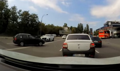 A uitat sa traga frana de mana si a ajuns cu masina in parapetul unui pod. Precizarile martorului - VIDEO A uitat sa traga frana de mana si a ajuns cu masina in parapetul unui pod. Precizarile martorului - VIDEO