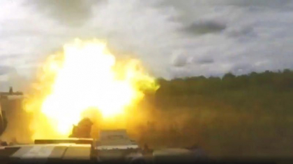  Noi imagini cu contraofensiva din Herson: Un tanc ucrainean spulbera de la distanta scurta un vehicul de lupta al infanteriei rusesti - VIDEO