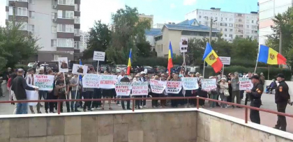 Nicio sedinta fara protestatari. Partidul SOR si-au adus sustinatorii in fata Judecatoriei Ciocana, acolo unde magistratii urmeaza sa decida daca o elibereaza sau nu pe Marina Tauber Nicio sedinta fara protestatari. Partidul SOR si-au adus sustinatorii in fata Judecatoriei Ciocana, acolo unde magistratii urmeaza sa decida daca o elibereaza sau nu pe Marina Tauber