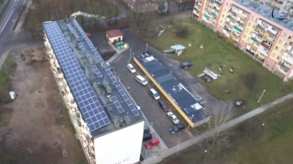 Vecinii au ras de ei, dar acum nu dau niciun ban pe incalzire sau electricitate. Blocul lor e unic in Polonia Vecinii au ras de ei, dar acum nu dau niciun ban pe incalzire sau electricitate. Blocul lor e unic in Polonia