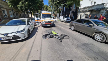 Un biciclist - lovit de un automobil pe o strada din capitala. Martor: „Soferul a fugit”. Imagini de la locul accidentului - FOTO Un biciclist - lovit de un automobil pe o strada din capitala. Martor: „Soferul a fugit”. Imagini de la locul accidentului - FOTO