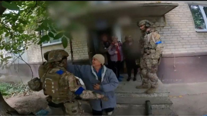 Locuitorii din orasele eliberate de armata ucraineana in Harkov plang de bucurie cand ii vad pe militarii ucraineni