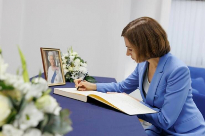 Maia Sandu a semnat in Cartea de Condoleante deschisa in semn de omagiu pentru Regina Elisabeta a II-a: "Gandurile noastre sunt alaturi de Familia Regala"
Maia Sandu a semnat in Cartea de Condoleante deschisa in semn de omagiu pentru Regina Elisabeta a II-a: "Gandurile noastre sunt alaturi de Familia Regala"