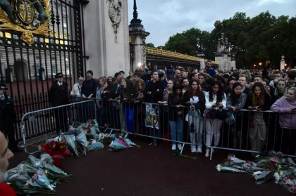  Imagini emotionante in fata Buckingham Palace. Multimea inlacrimata a cantat God Save the Queen in amintirea reginei Elisabeta a II-a - VIDEO 