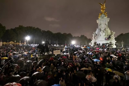 Moment emotionant in fata Palatului Buckingham, imediat dupa anuntul mortii reginei. Imnul coroanei cantat de mii de oameni - VIDEO Moment emotionant in fata Palatului Buckingham, imediat dupa anuntul mortii reginei. Imnul coroanei cantat de mii de oameni - VIDEO