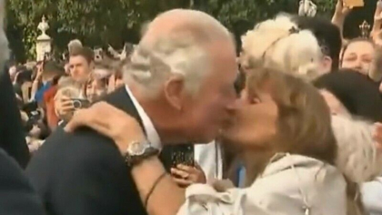 O femeie l-a sarutat pe Charles al III-lea in timp ce regele saluta multimea adunata in fata Palatului Buckingham - VIDEO O femeie l-a sarutat pe Charles al III-lea in timp ce regele saluta multimea adunata in fata Palatului Buckingham - VIDEO