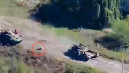 Momentul in care un tanc rusesc scapat de sub control se opreste intr-un copac. Videoclipul a devenit viral