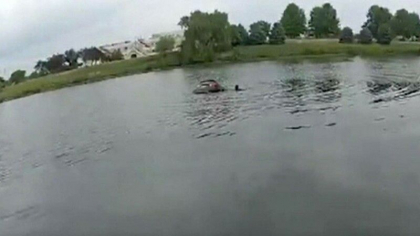 Un sofer din SUA a ajuns cu masina intr-un lac, dupa ce i s-a facut rau la volan. Barbatul a fost scos din apa inconstient