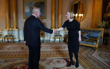 Prima intalnire a Regelui Charles al III-lea cu membrii cabinetului britanic se desfasoara sambata, la cateva zile dupa ce premierul Liz Truss a format noul guvern