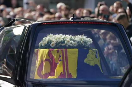 Imagini impresionante pe traseul cortegiului funerar al Reginei Elisabeta a II-a. De la Balmoral la Edinburgh, mii de oameni au iesit pentru un ultim omagiu - FOTO/VIDEO Imagini impresionante pe traseul cortegiului funerar al Reginei Elisabeta a II-a. De la Balmoral la Edinburgh, mii de oameni au iesit pentru un ultim omagiu - FOTO/VIDEO