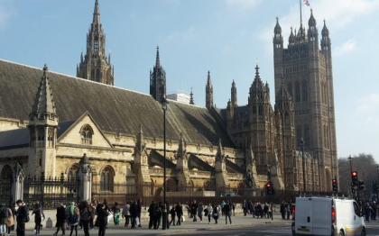 Demnitarii straini nu vor putea veni la funeraliile Reginei Elisabeta a II-a cu avioane private. La funeralii pot participa doar sefii de stat si partenerii. Dupa aterizarea la Londra, deplasarea la Westminster Abbey se va face cu autocarele
