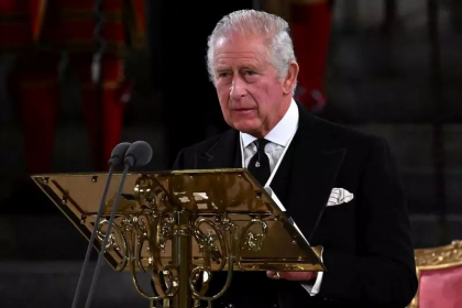 Momentul in care Regelui Charles al III-lea ii dau lacrimile cand parlamentul canta „God save the king” - VIDEO 