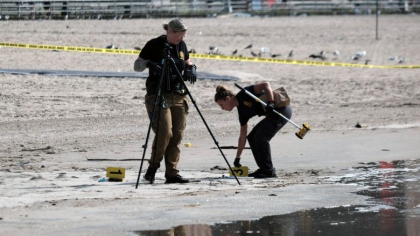 Trei frati au fost gasiti morti pe o plaja din New York. Politia crede ca au fost inecati de mama Trei frati au fost gasiti morti pe o plaja din New York. Politia crede ca au fost inecati de mama