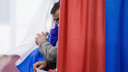 Alegerile din Rusia – multiple cazuri de oameni arestati de politie pentru ca au scris pe buletinele de vot mesaje contra razboiului: „Putin e un prost” Alegerile din Rusia – multiple cazuri de oameni arestati de politie pentru ca au scris pe buletinele de vot mesaje contra razboiului: „Putin e un prost”