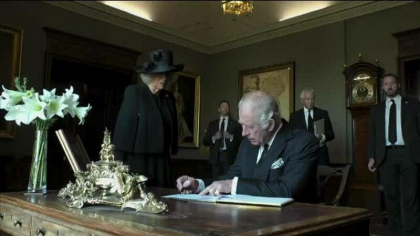 Regele Charles, iritat de un stilou defect in timpul ceremoniei de semnare a unor documente - VIDEO Regele Charles, iritat de un stilou defect in timpul ceremoniei de semnare a unor documente - VIDEO