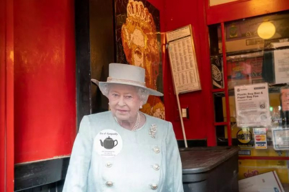 Pedepsa primita de un fan englez care a scris pe Twitter mesaje jignitoare la adresa Reginei Elisabeta a II-a