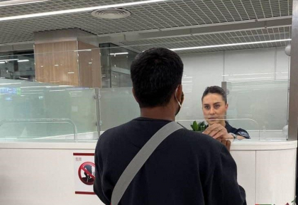 Un tanar din India a facut cale intoarsa pe Aeroportul International Chisinau, dupa ce a incercat sa intre in tara cu un permis de sedere fals Un tanar din India a facut cale intoarsa pe Aeroportul International Chisinau, dupa ce a incercat sa intre in tara cu un permis de sedere fals