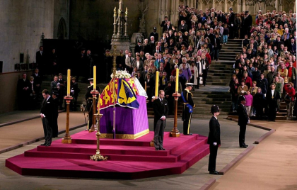 Mii de persoane asteapta sa-i aduca un ultim omagiu Reginei Elisabeta a II-a la Westminster Hall Mii de persoane asteapta sa-i aduca un ultim omagiu Reginei Elisabeta a II-a la Westminster Hall