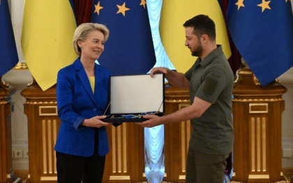 Ursula von der Leyen a primit de la Zelenski premiul Ordinul lui Iaroslav cel Intelept, in timpul unei vizite la Kiev: „Il accept in numele tuturor cetatenilor UE si ca un simbol al legaturii noastre puternice” Ursula von der Leyen a primit de la Zelenski premiul Ordinul lui Iaroslav cel Intelept, in timpul unei vizite la Kiev: „Il accept in numele tuturor cetatenilor UE si ca un simbol al legaturii noastre puternice”
