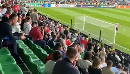 Atmosfera incendiara pe stadionul Zimbru, unde urmeaza sa inceapa meciul Manchester United - Sheriff - VIDEO

