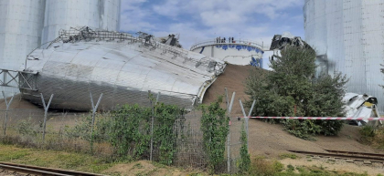 Doua elevatoare ce depozitau patru tone de granule de macuc s-au prabusit, la Giurgiulesti. La fata locului au intervenit doua echipe de pompieri Doua elevatoare ce depozitau patru tone de granule de macuc s-au prabusit, la Giurgiulesti. La fata locului au intervenit doua echipe de pompieri