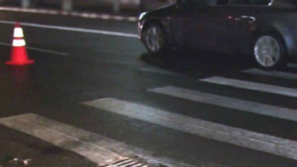 Imagini cu impact emotional. Momentul in care o batrana este lovita de o masina in timp ce traversa strada - VIDEO Imagini cu impact emotional. Momentul in care o batrana este lovita de o masina in timp ce traversa strada - VIDEO