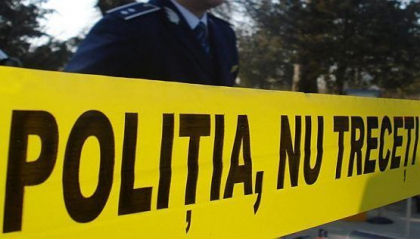 Accident grav la Ocnita. Un politist de frontiera a decedat, dupa ce masina in care se afla a derapat de pe sosea si s-a lovit intr-un copac - FOTO